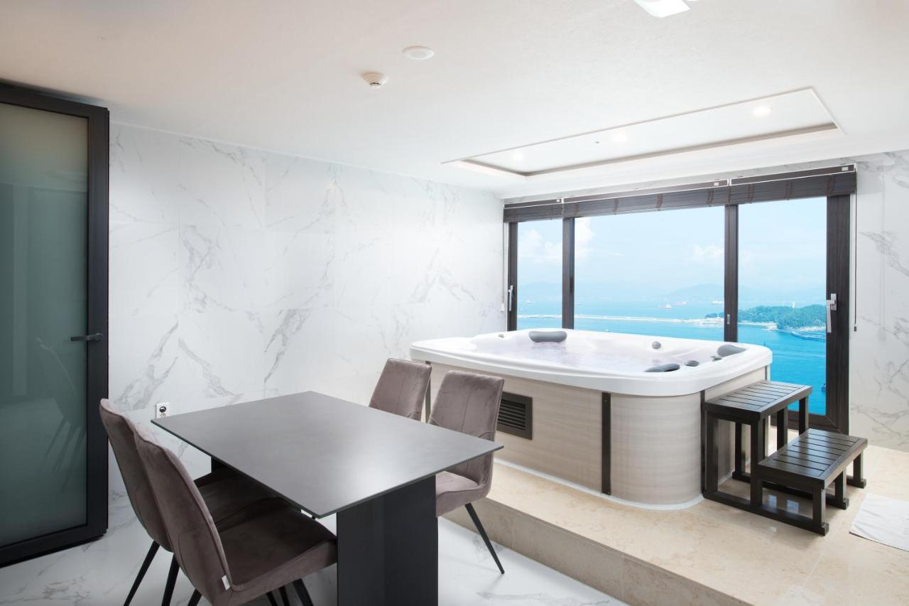 Utop Marina Hotel & Resort ヨス市 エクステリア 写真
